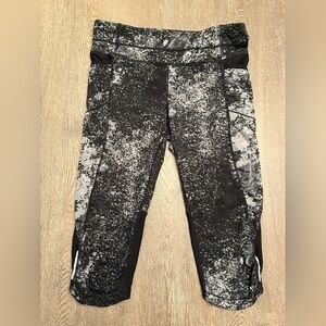 ATHLETA BRAND BLACK AND WHITE TIE DYE CROPPED LEGGINGS - Size Small SKU:360